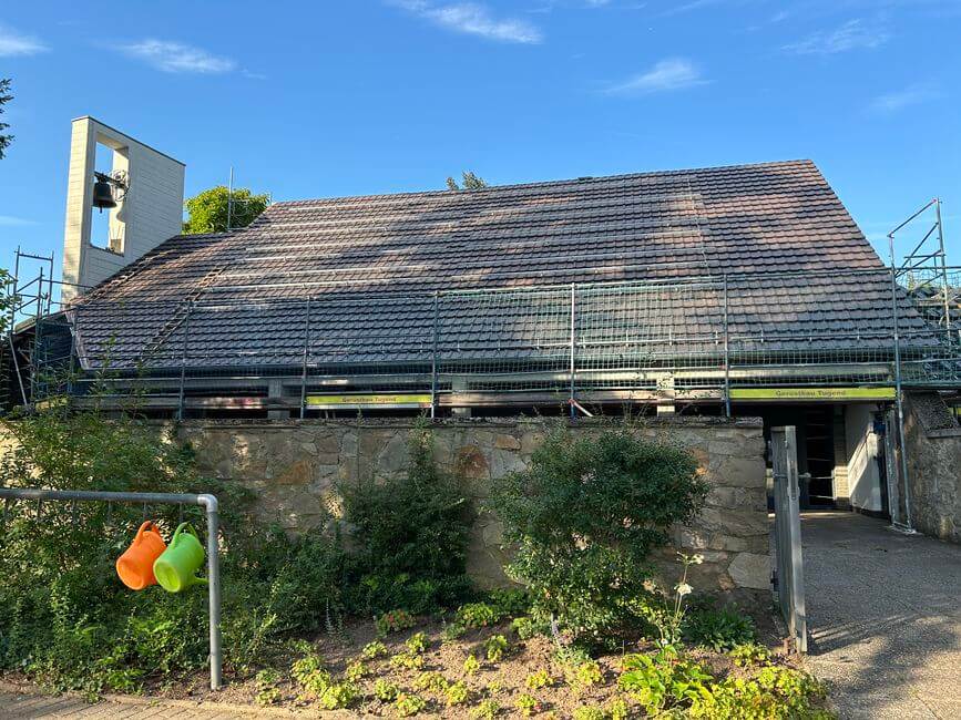 Dacheindeckung der Trauerhalle für die Kommune in Niederroden