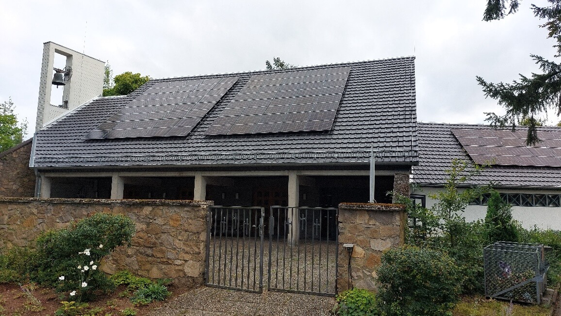 Dachsanierung Trauerhalle mit Solarmodulen